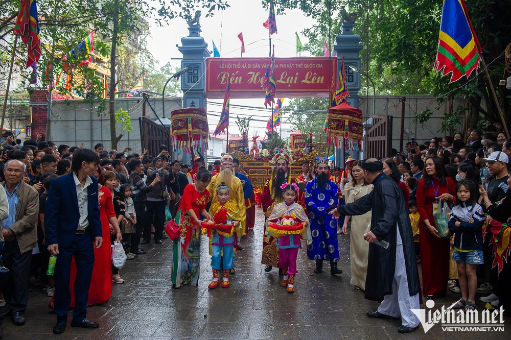 Sáng 11/2 (21 tháng Giêng), người dân làng Thổ Hà (xã Vân Hà, huyện Việt Yên, tỉnh Bắc Giang) tổ chức  hội làng linh đình trở lại sau nhiều năm phải dừng vì ảnh hưởng của đại dịch Covid-19.