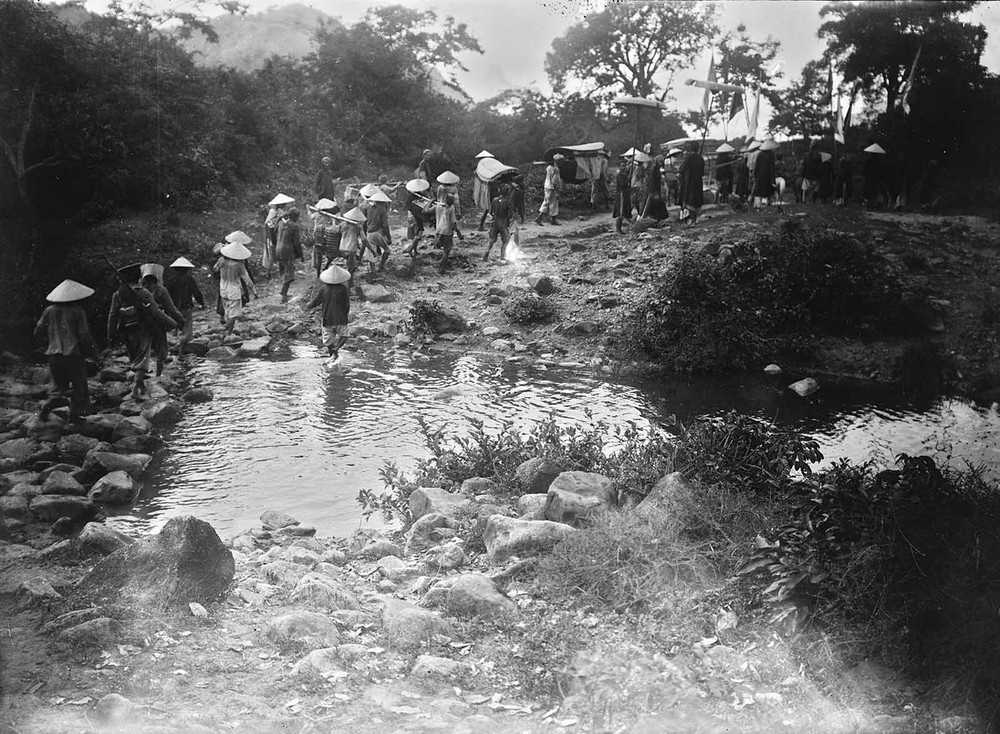 Những người khuân vác trên  đường Cái quan, phía Nam Phú Yên, Việt Nam năm 1898. Ảnh: André Salles/Gallica.bnf.fr.