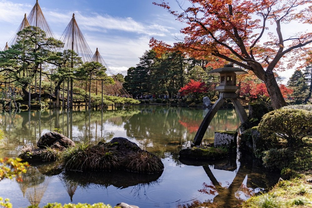  1. Vườn Kenroku-en (Kiêm Lục Viên, thành phố Kanazawa, tỉnh Ishikawa). Cổ nhất trong "Nhật Bản tam danh viên" (Ba khu  vườn nổi tiếng Nhật Bản), Kenroku-en hình thành từ thập niên 1620, từng là nơi tổ chức sự kiện của các lãnh chúa gia tộc Maeda. Trong khu vườn nằm bên lâu đài Kanazawa này có một trà thất và khu thờ tự. Ảnh: Snow Monkey Resorts.