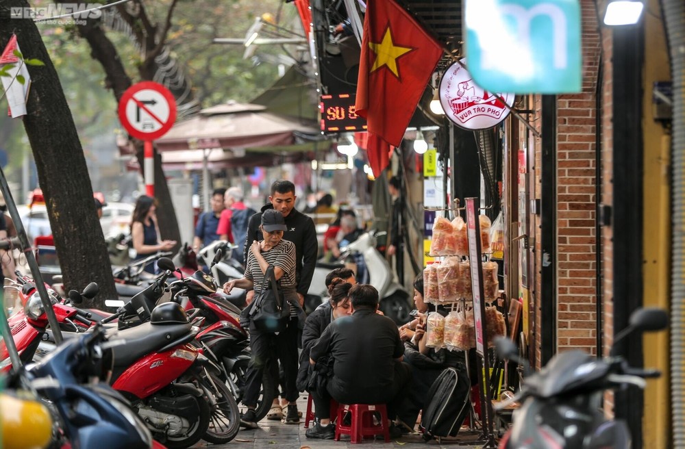 Nhiều quận, huyện trên địa bàn TP Hà Nội đang trong chiến dịch ra quân  lấy lại vỉa hè cho người đi bộ. Tuy nhiên, tình trạng lấn chiếm vỉa hè trên nhiều tuyến phố chưa được cải thiện, nhiều cơ sở kinh doanh vẫn đua nhau bày bán hàng hoá, bàn ghế, lập bãi gửi xe... trên vỉa hè, bất chấp sự nhắc nhở của lực lượng chức năng.