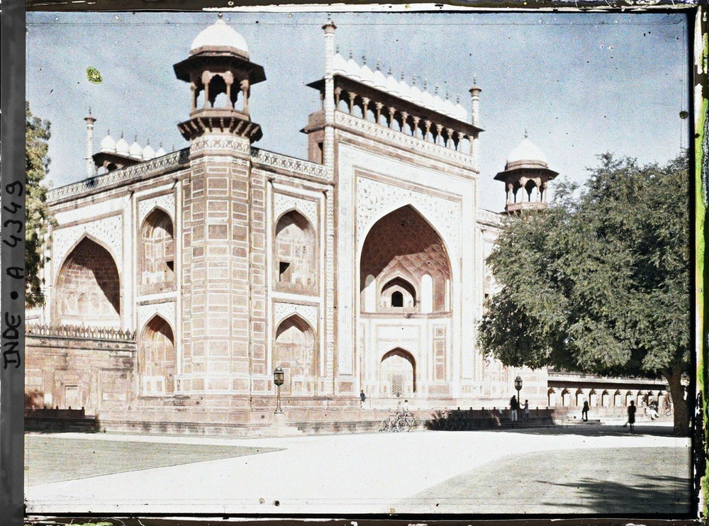 Cổng chính dẫn vào khu lăng mộ Taj Mahal ở Agra,  Ấn Độ năm 1913. Ảnh: Stéphane Passet/Collections.albert-kahn.hauts-de-seine.fr.