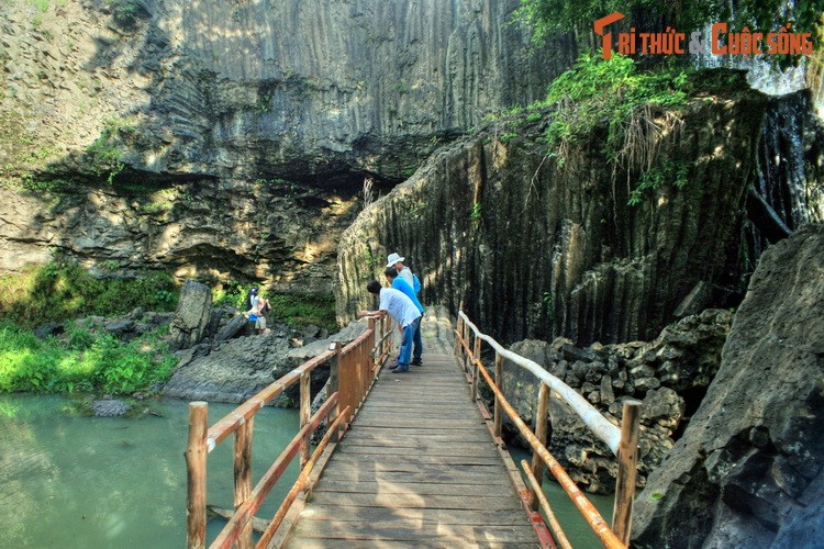 Nối đến Gành Đá Đĩa, nhiều người sẽ nghĩ ngay đến một thắng cảnh nổi tiếng của mảnh đất Phú Yên. Ít ai biết rằng nhiều nơi ở Tây Nguyên cũng có dạng địa chất tương tự Gành Đá Đĩa, mà quần thể thắng cảnh thác Dray Sáp - Dray Nur ở ranh giới Đắk Nông - Đắk Lắk là một trong số đó.