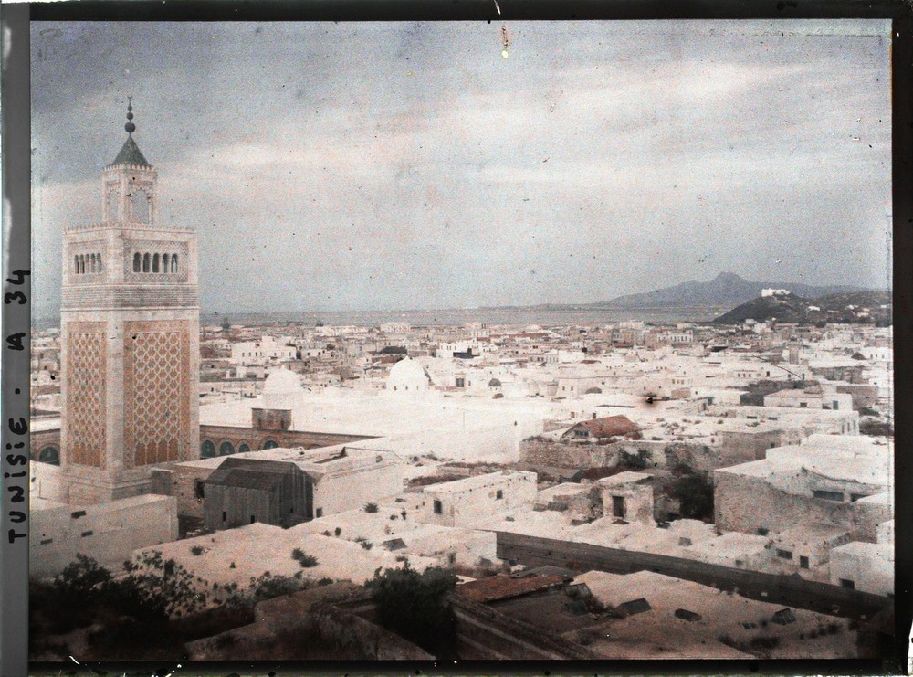 Một góc thành phố Tunis - thổ đô và là thành phố lớn nhất  Tunisia - nhìn từ trên cao, khoảng năm 1909-1911. Ảnh: Jules Gervais-Courtellemont / Collections.albert-kahn.hauts-de-seine.fr.