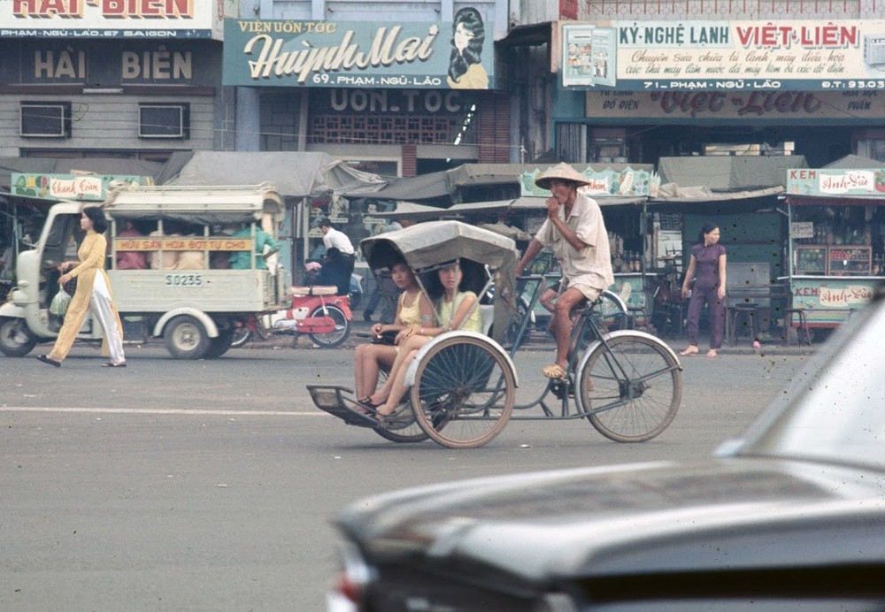 Khung cảnh nhộn nhịp trên  đường Phạm Ngũ Lão, Sài Gòn năm 1968. Ảnh: Brian Wickham.