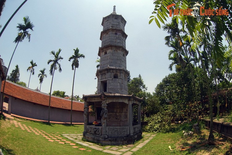 Nằm trong khuôn viên  chùa Bút Tháp (xã Đình Tổ, huyện Thuận Thành, tỉnh Bắc Ninh), tháp Báo Nghiêm được xây vào khoảng thế kỷ 17-18, là tòa tháp đá cổ đẹp bậc nhất Việt Nam.