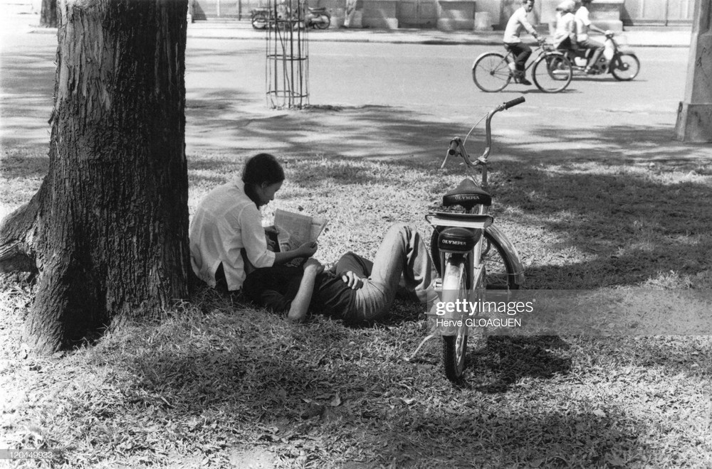 Một cặp đôi trên thảm cỏ công viên,  Sài Gòn tháng 5/1975. Ảnh: Herve Gloaguen/Getty Images.