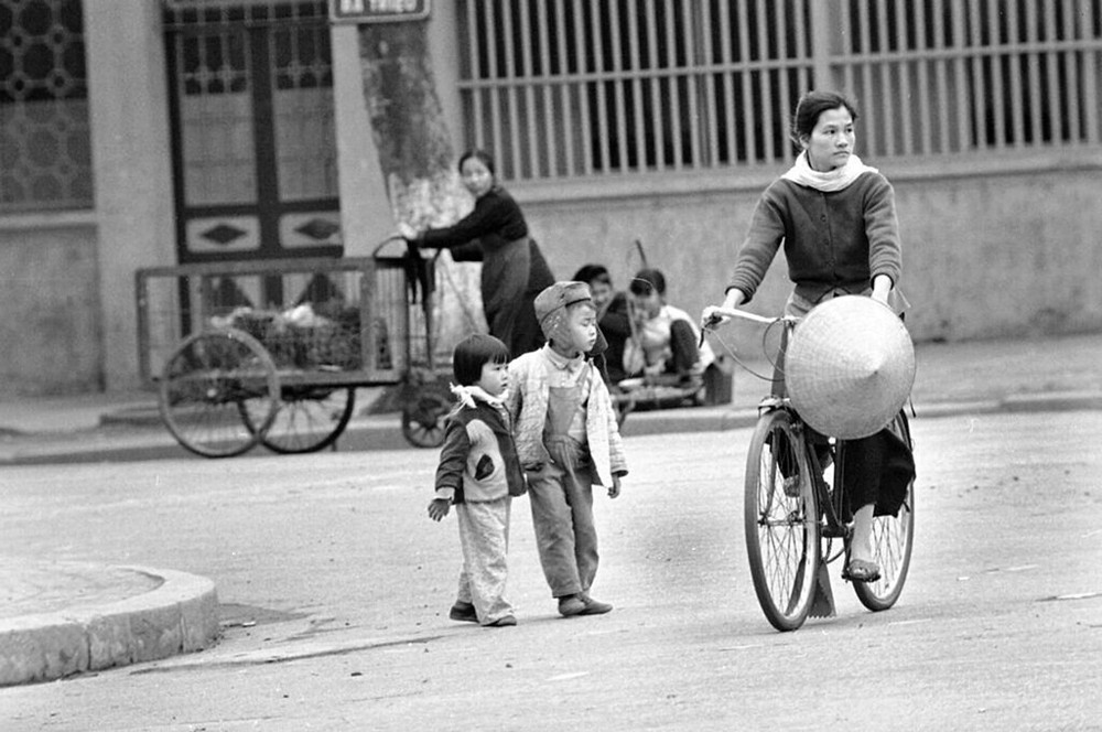 Hai em bé dắt nhau qua đường,  Hà Nội ngày 21/3/1973. Ảnh: Horst Faas / AP Photo.