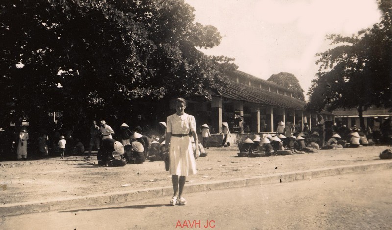 Bà Rémi Nicolle đứng ở chợ trung tâm Nha Trang năm 1946. Ảnh: Aavh.org.