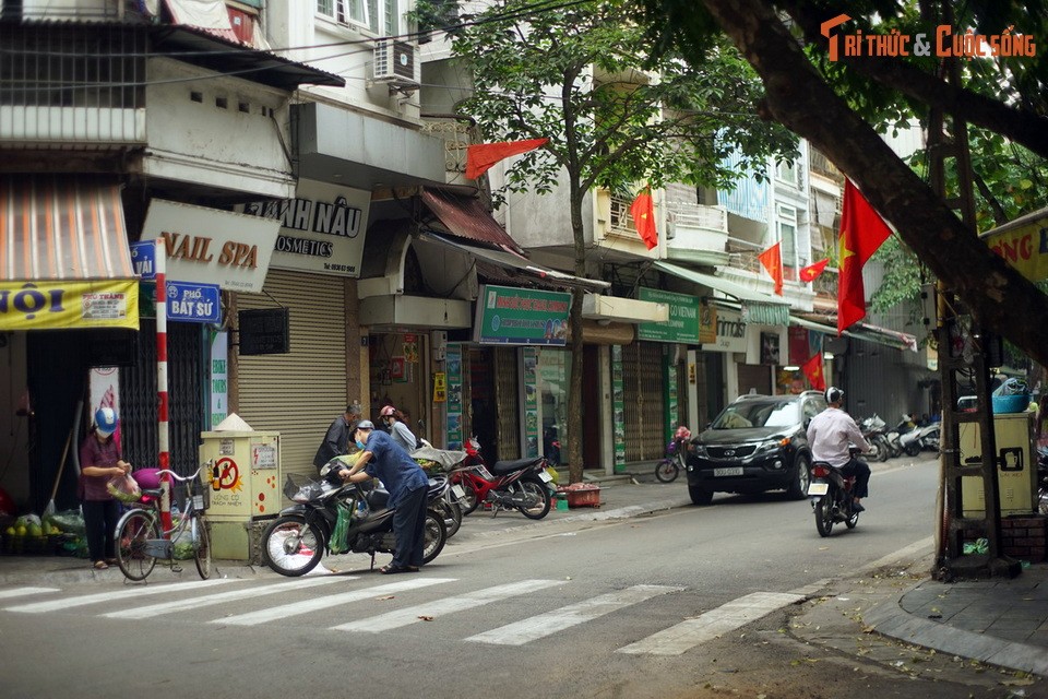  Phố Bát Sứ là con phố dài 192 mét, kéo dài từ phố Hàng Vải đến phố Bát Đàn, cắt ngang phố Hàng Phèn ở phía Tây khu phố cổ Hà Nội. Đây nguyên là phần đất thông Đông Thành, tổng Tiền Túc (sau đổi là Thuận Mỹ), huyện Thọ Xương cũ.