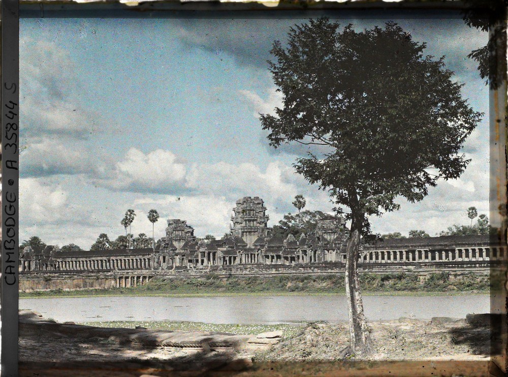 Hào nước và các công trình vòng ngoài của  Angkor Wat, Campuchia năm 1921. Ảnh: Léon Busy/Collections.albert-kahn.hauts-de-seine.fr.