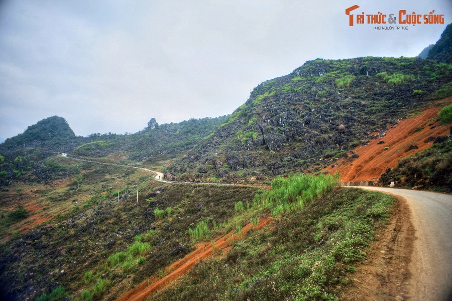 Từ thị trấn Yên Minh đi thêm vài cây số,  cao nguyên đá Đồng Văn lộ diện ở địa phận xã Vần Chải, huyện Đồng Văn với những mỏm núi lởm chởm đá tai mèo.