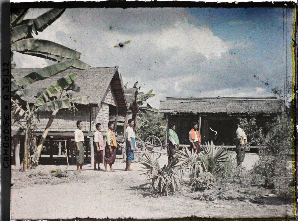 Các thanh niên mặc sampot đứng trên sân nhà tại một ngôi làng ở Đông Bắc Siem Reap,  Campuchia năm 1921. Ảnh: Léon Busy/ Collections.albert-kahn.hauts-de-seine.fr.