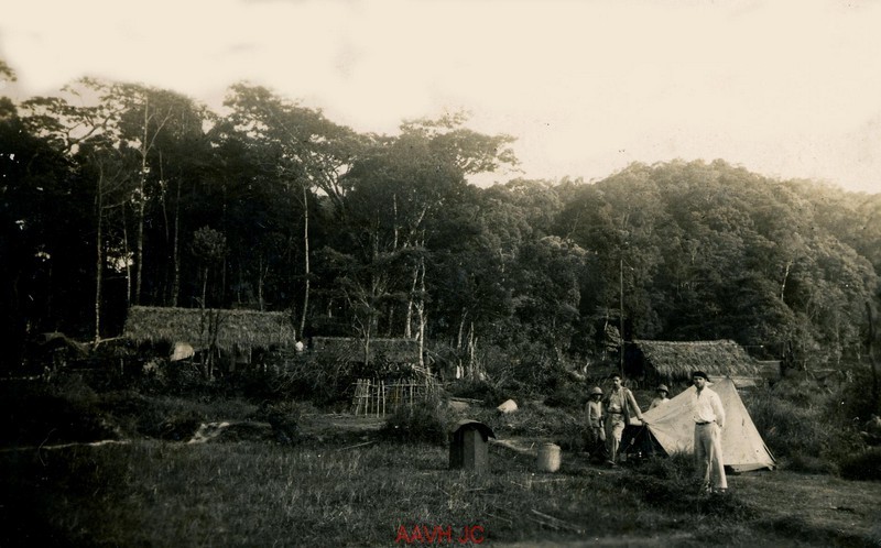 Một bản làng ở Kon Plông,  Kon Tum năm 1938. Ảnh: Aavh.org.