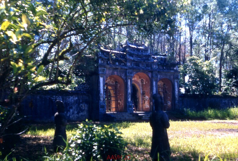 Đại Hồng Môn - cổng chính của  lăng vua Minh Mạng, nhìn từ sân chầu phía trong, năm 1954-1955. Ảnh: Aavh.org.