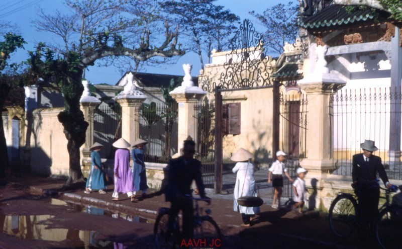 Bên ngoài đền Chiêu Ứng trên phố Gia Hội (nay là phố Chi Lăng), Cố đô  Huế năm 1952.