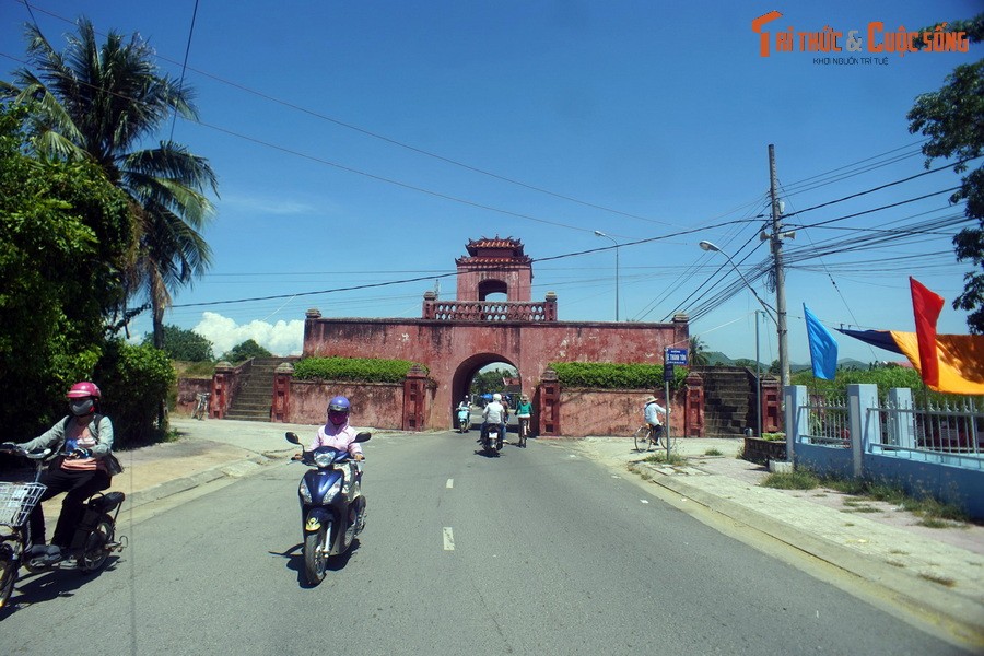 1. Bao quanh khu vực trung tâm hành chính của  thị trấn Diên Khánh, thành cổ Diên Khánh được coi là tòa thành nguyên vẹn nhất của nhà Nguyễn bên ngoài Cố đô Huế còn được gìn giữ đến nay.