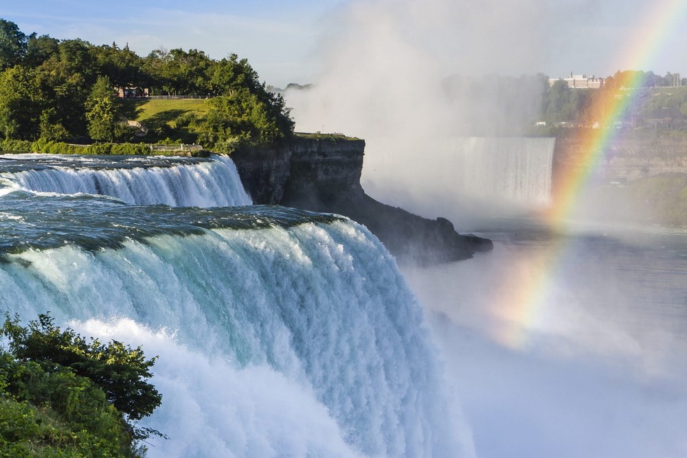 Nằm ở biên giới giữa hai nước Mỹ và Canada,  thác Niagara có chiều rộng và độ cao đáng kinh ngạc, được coi là một trong những kỳ quan thiên nhiên tuyệt vời nhất của Trái Đất. Ảnh: Reader's Digest.