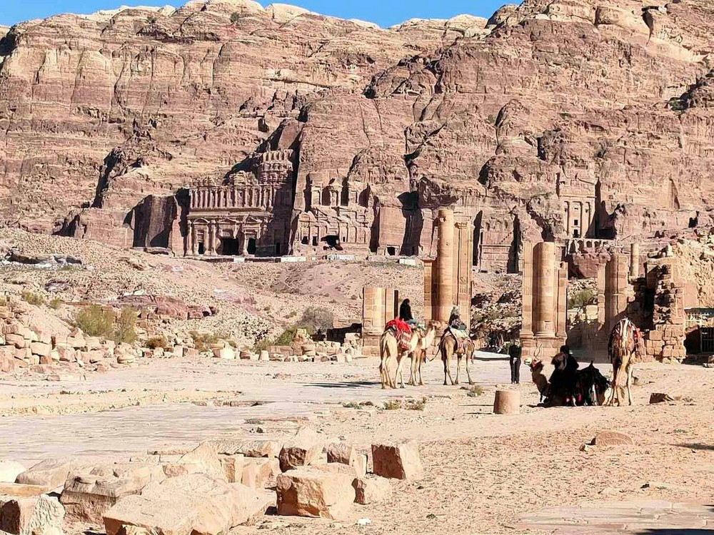 Nằm trên sườn núi Hor ở phía Tây Nam Jordan, khu di tích Petra được coi là một tuyệt tác nghệ thuật kiến trúc của thế giới cổ đại với rất nhiều công trình đền đài, lăng mộ được tạc vào vách đá. Ảnh: Voice of Guides.