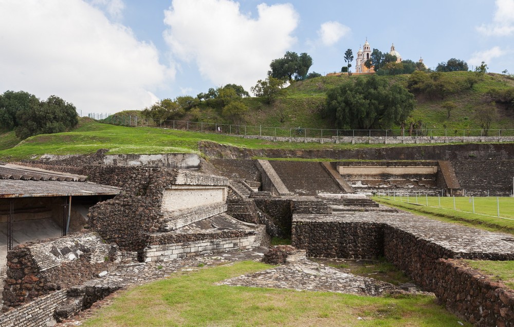 Không nổi tiếng như kim tự tháp Ai Cập nhưng  kim tự tháp Cholula ở bang Puebla, Mexico, nắm giữ những kỷ lục khiến nhiều người ngạc nhiên. Ảnh: Wikipedia.