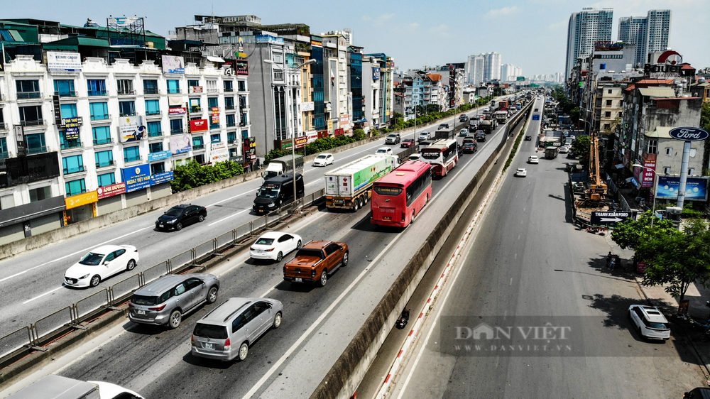 Ngày đầu kỳ  nghỉ lễ Quốc khánh 2/9, lượng phương tiện dồn lên đường vành đai 3 trên cao để ra cửa ngõ thành phố khá lớn, gây ra tình trạng ùn tắc cục bộ. Dòng ô tô nhích từng mét, di chuyển theo hướng từ cầu Mai Dịch - cao tốc Pháp Vân - Cầu Giẽ.