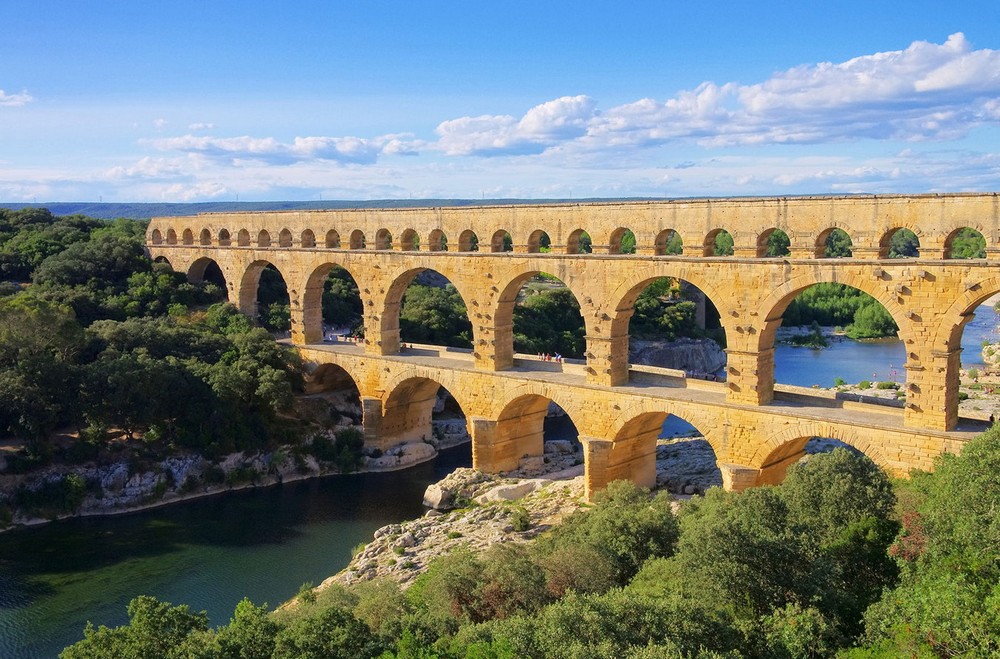 Bắc ngang qua sông Gardon tại xã Vers Pont du Gard, tỉnh Gard, phía Nam nước Pháp,  cầu dẫn nước Pont du Gard (Cầu Gard) là một công trình kiến trúc kỳ vĩ và độc đáo do đế chế La Mã xây dựng từ thời cổ đại. Ảnh: Paradis de Provence.