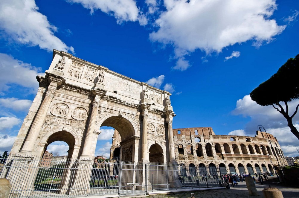 Nằm bên cạnh đấu trường Colosseum nổi tiếng ở thành phố Roma, Italia,  khải hoàn môn Constantine là cánh cổng chiến thắng nổi tiếng nhất của nền văn minh La Mã. Ảnh: Wallpapers.com.