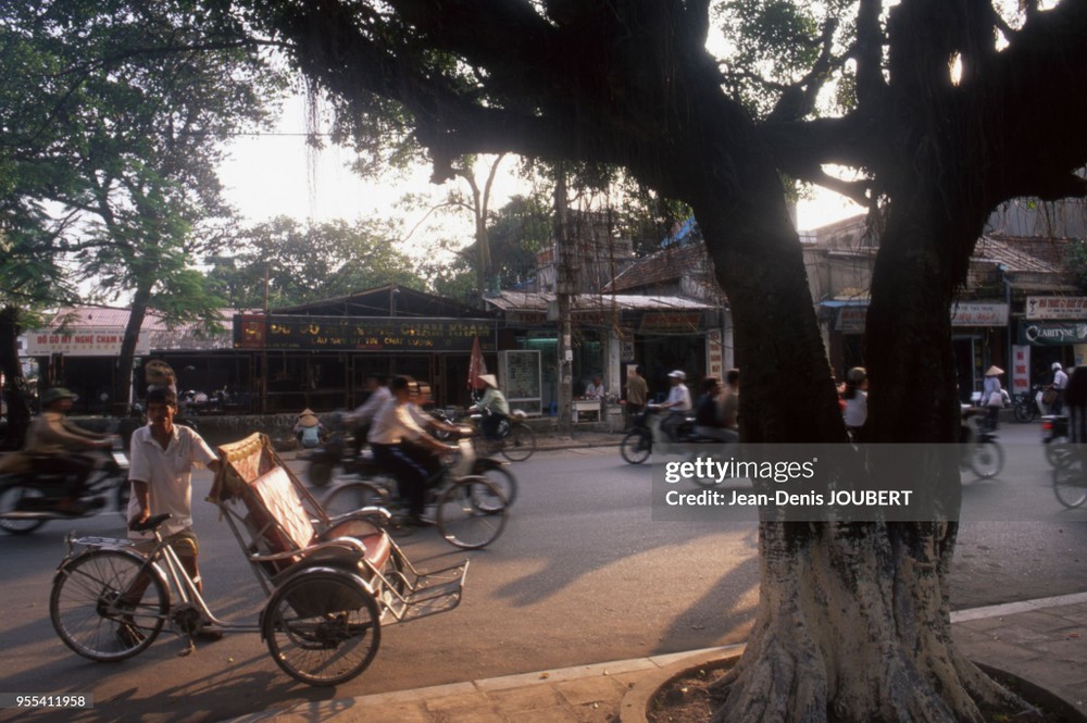 Giao thông trên phố Quốc Tử Giám,  Hà Nội năm 1999. Ảnh: Jean-Denis JOUBERT/Gamma-Rapho via Getty Images.