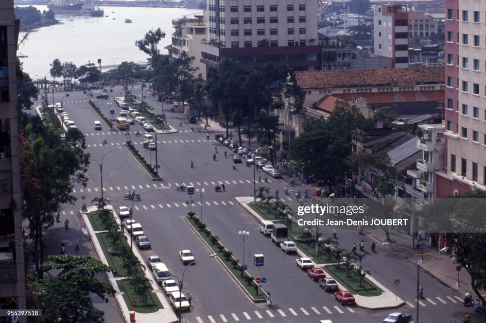 Góc nhìn từ trên cao về đường Nguyễn Huệ và sông Sài Gòn,  TP HCM năm 1999. Ảnh: Jean-Denis JOUBERT/Gamma-Rapho via Getty Images.