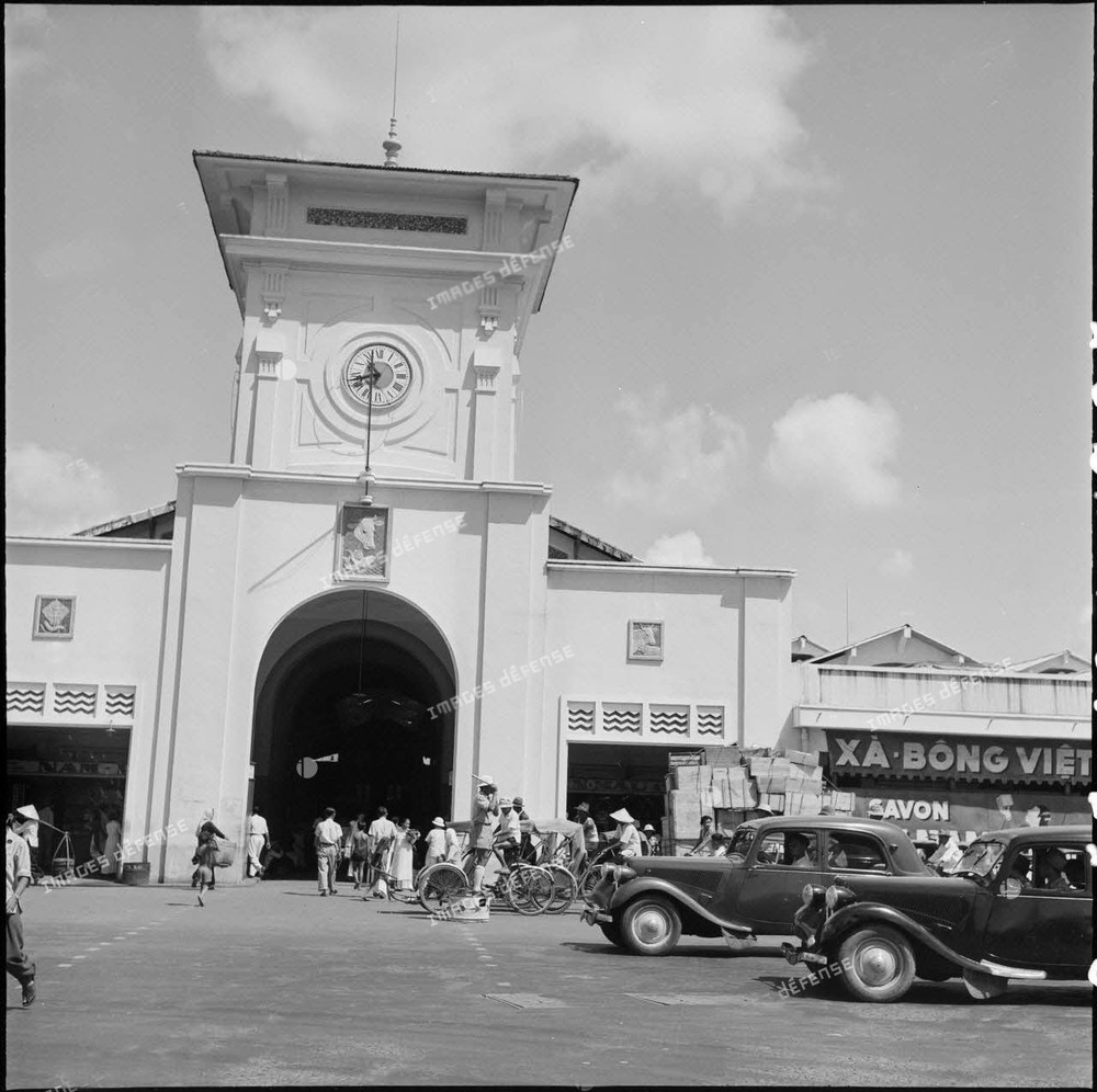 Phía ngoài cổng chính chợ Bến Thành,  Sài Gòn năm 1953. Ảnh: Georges Liron.