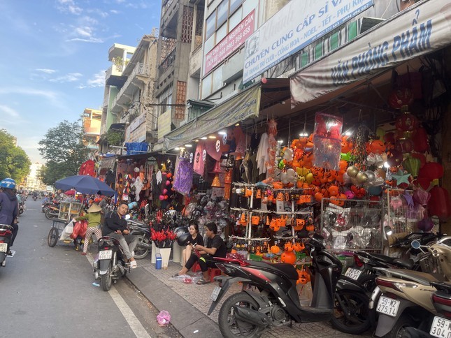 Mặc dù không phải là lễ hội gốc Việt nhưng  Halloween hay còn gọi là “Lễ hội ma quỷ”, được diễn ra vào ngày 31/10 hằng năm, ngày càng thu hút sự quan tâm của bạn trẻ Việt Nam.