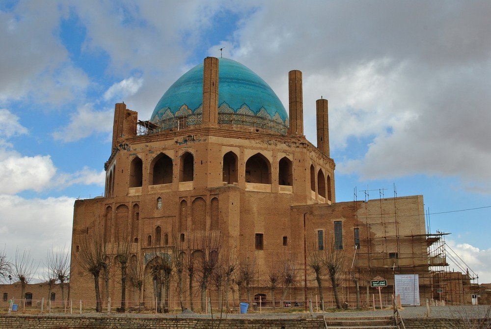 Nằm tại trung tâm thành phố cổ Soltaniyeh ở Iran, di tích lăng mộ Il-khan Öljeitü - theo truyền thống được gọi là  Mái vòm Soltaniyeh - là một kỳ quan kiến trúc nổi tiếng của đế quốc Ba Tư xưa kia. Ảnh: Wikipedia.