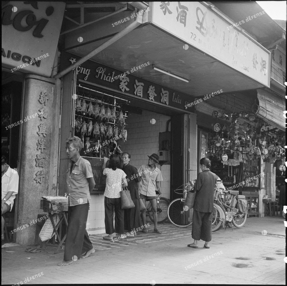 Cửa hàng vịt quay ở số 72 đường Somme, nay là đường Hàm Nghi,  Sài Gòn năm 1953. Ảnh: Georges Liron.