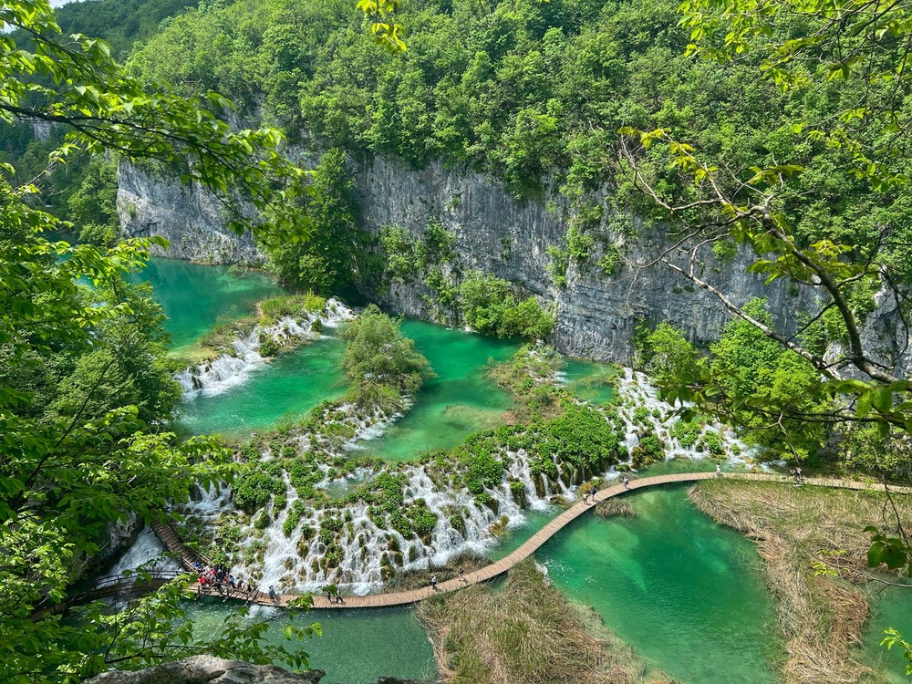 Tọa lạc ở khu vực miền núi miền trung Croatia, giáp biên giới với Bosnia và Herzegovina,  Vườn quốc gia Hồ Plitvice được Thành lập vào năm 1949, là nơi sở hữu một hệ thống hồ và thác nước được đánh giá là đẹp nhất châu Âu. Ảnh: Nacionalni park Plitvička jezera.