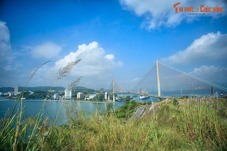  1. Hạ Long. Ngoài vịnh Hạ Long danh tiếng toàn cầu,  thành phố Hạ Long còn có nhiều bãi tắm đẹp và cảnh quan đồi núi hấp dẫn. Ngọn núi nổi tiếng nhất thành phố này là núi Bài Thơ, nơi còn lưu lại các bài thơ của vua Lê Thánh Tông khắc trên đá năm 1468, và của chúa Trịnh Cương năm 1729.