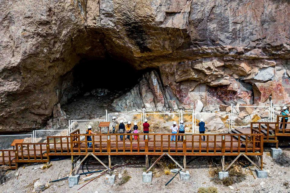 Nằm bên trong Vườn quốc gia Francisco P. Moreno ở tỉnh Santa Cruz, Argentina,  Cueva de las Manos hay "hang động có hàng nghìn bàn tay" là một chứng tích lịch sử quan trọng về đời sống của người tiền sử ở Nam Mỹ. Ảnh: La Ruta Natural.