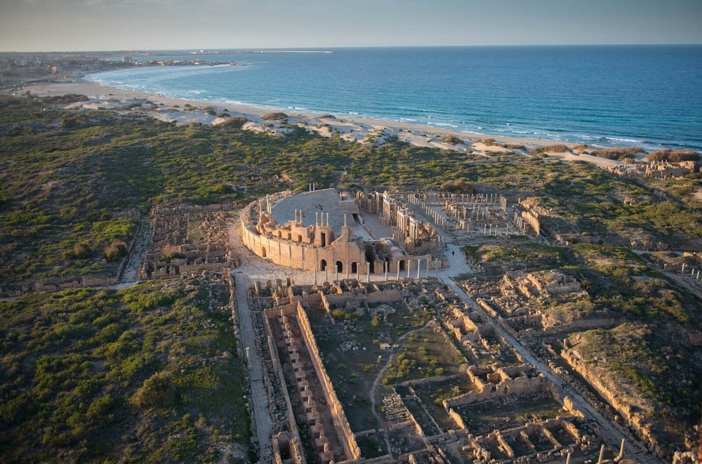 Nằm ở tỉnh Al Khums của Libya, thành phố cổ La Mã Leptis Magna là một trong những tàn tích thời cổ đại tráng lệ nhất còn được bảo tồn ở ven bờ biển Địa Trung Hải. Ảnh: Jason Hawkes.