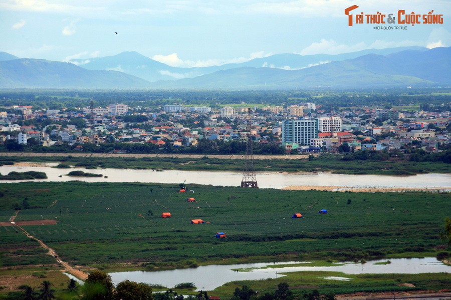 Sông Trà Khúc và thành phố  Quảng Ngãi nhìn từ núi Thiên Ấn, một thắng cảnh nổi tiếng của Quảng Ngãi.