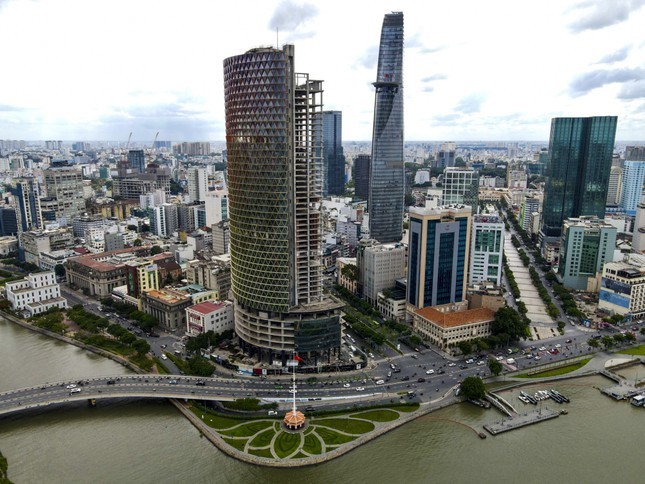  Saigon One Tower được xem là một trong những dự án có vị trí đắc địa bậc nhất TPHCM khi nằm trên khu đất vàng rộng hơn 6.600 m2 tại giao lộ Tôn Đức Thắng - Hàm Nghi (quận 1, TPHCM) nhưng có số phận khá hẩm hiu.