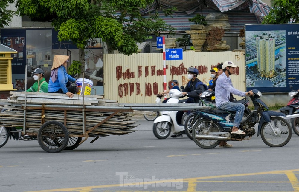 Ghi nhận Tiền Phong chiều 30/11, trên các tuyến đường như Tố Hữu, Cát Linh, Nguyễn Trãi, Đống Đa... thường xuyên bắt gặp cảnh những chiếc  xe máy chở hàng cồng kềnh, cao ngút, luồn lách trong các ngõ ngách bấm còi inh ỏi, cản trở việc tham gia giao thông của các phương tiện khác.