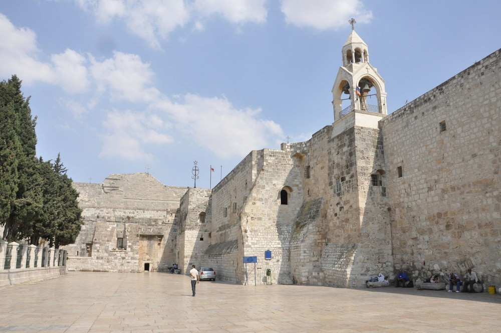 Nằm ở thành phố Bethlehem thuộc vùng lãnh thổ của Nhà nước Palestine,  Nhà thờ Giáng Sinh được coi là thánh địa thiêng liêng bậc nhất của các tín đồ Thiên Chúa giáo trên toàn thế giới. Ảnh: Wikipedia.