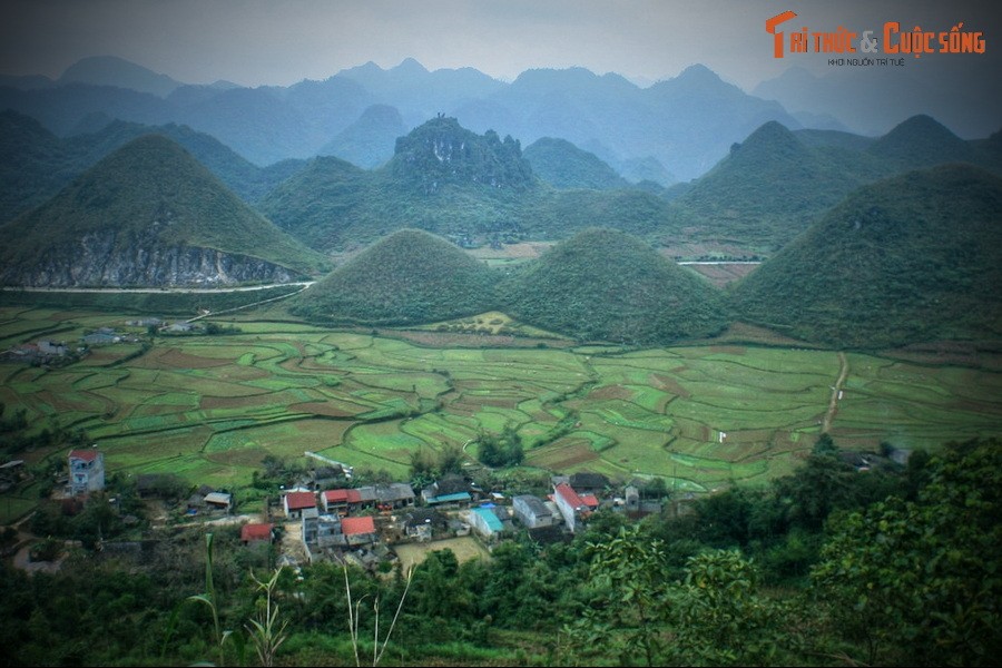 Nằm ở thị trấn Tam Sơn, huyện Quản Bạ, núi Đôi Quản Bạ gồm hai hòn núi tròn trịa, cân đối, nhìn giống như đôi “gò bồng đảo” của người phụ nữ, là một thắng cảnh nổi tiếng của tỉnh Hà Giang.