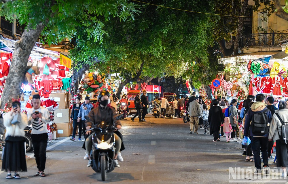  Phố Hàng Mã (quận Hoàn Kiếm, Hà Nội) được biết tới là thủ phủ đồ trang trí, đồ chơi trong mọi dịp lễ, tết. Sau ngày Halloween, các hộ kinh doanh ở đây lập tức chuyển sang bán sản phẩm trang trí Noel, khiến con phố rực lên sắc màu bắt mắt.