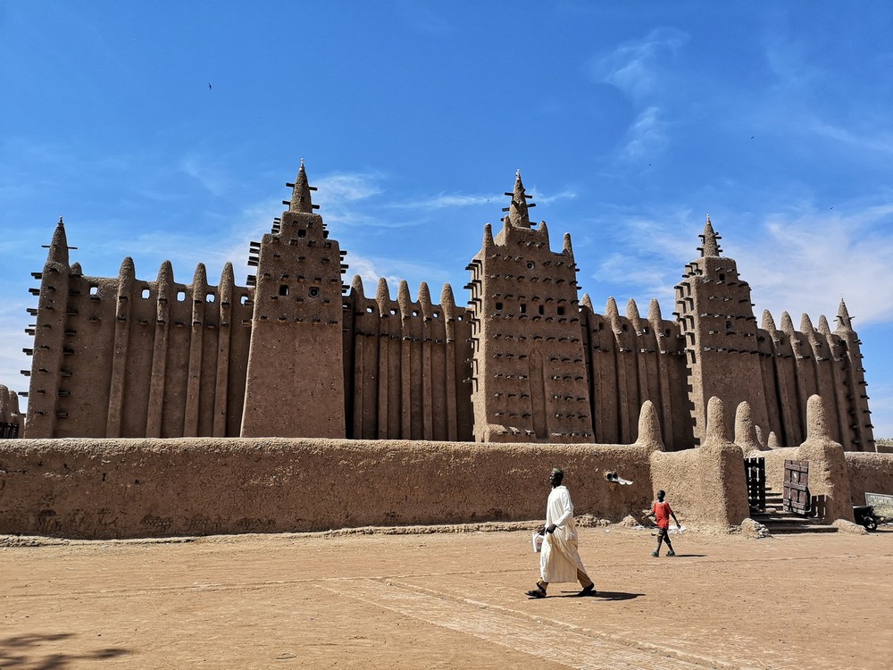 Tọa lạc ở trung tâm thành phố Djenné ở miền Trung đất nước Mali,  đại thánh đường Hồi giáo Djenne được coi là công trình bằng bùn lớn nhất còn tồn tại trên thế giới. Ảnh: Young Pioneer Tours.