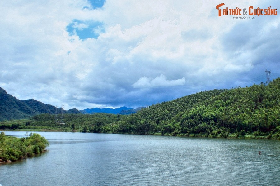 Nằm ở địa phận huyện Quảng Ninh của tỉnh Quảng Bình,  sông Long Đại là một dòng sông có cảnh quan đẹp, đồng thời là chứng tích hào hùng về cuộc kháng chiến chống Mỹ của dân tộc Việt Nam.