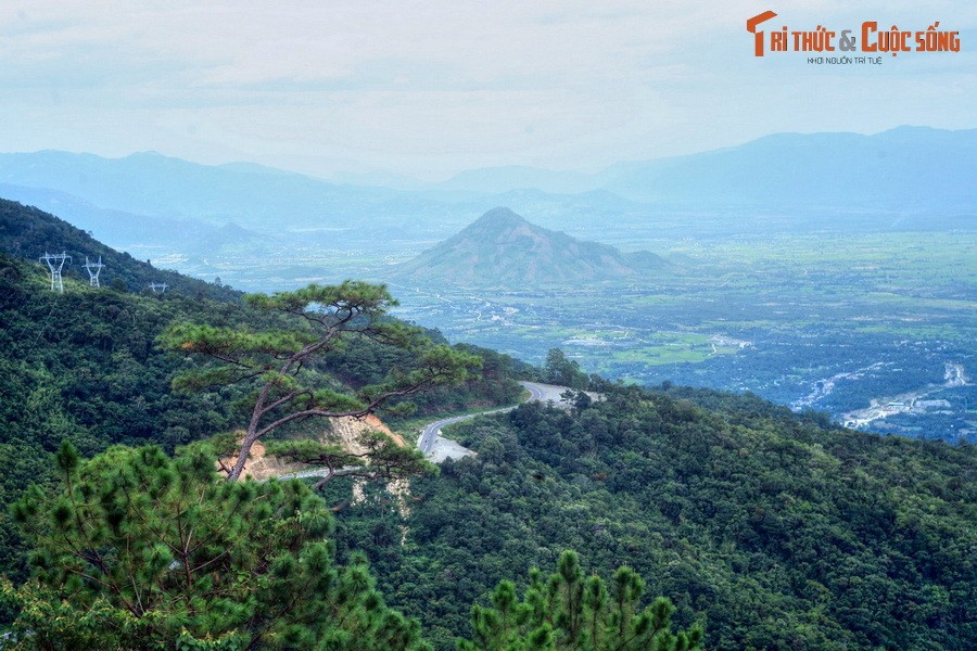 Cảnh sắc thiên nhiên "ngoạn mục" nhìn từ đèo Ngoạn Mục, địa phận huyện Ninh Sơn, tỉnh  Ninh Thuận.