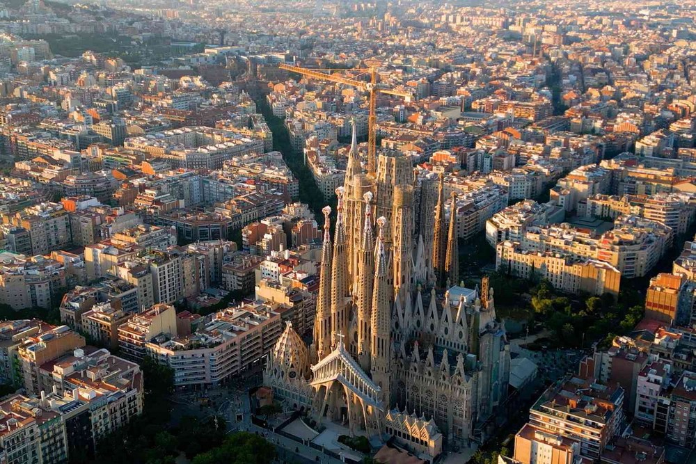 Tọa lạc tại thành phố Barcelona, xứ Catalonia, Tây Ban Nha,  vương cung thánh đường Sagrada Familia có quy mô kiến trúc rất to lớn, được coi là kiệt tác của kiến trúc sư nổi tiếng người Catalan Antoni Gaudi (1852–1926). Ảnh: Travel + Leisure.