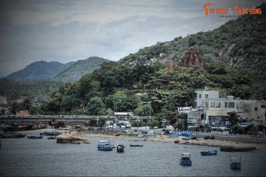 Nằm trên đỉnh đồi Cù Lao ở cửa sông Cái tại thành phố Nha Trang,  tháp Po Nagar là một trong những khu đền tháp Chăm đẹp nhất còn được gìn giữ ở Việt Nam. Công trình này gắn liền với tục thờ Po Nagar, một vị nữ thần trong tín ngưỡng cổ xưa của người Chăm.