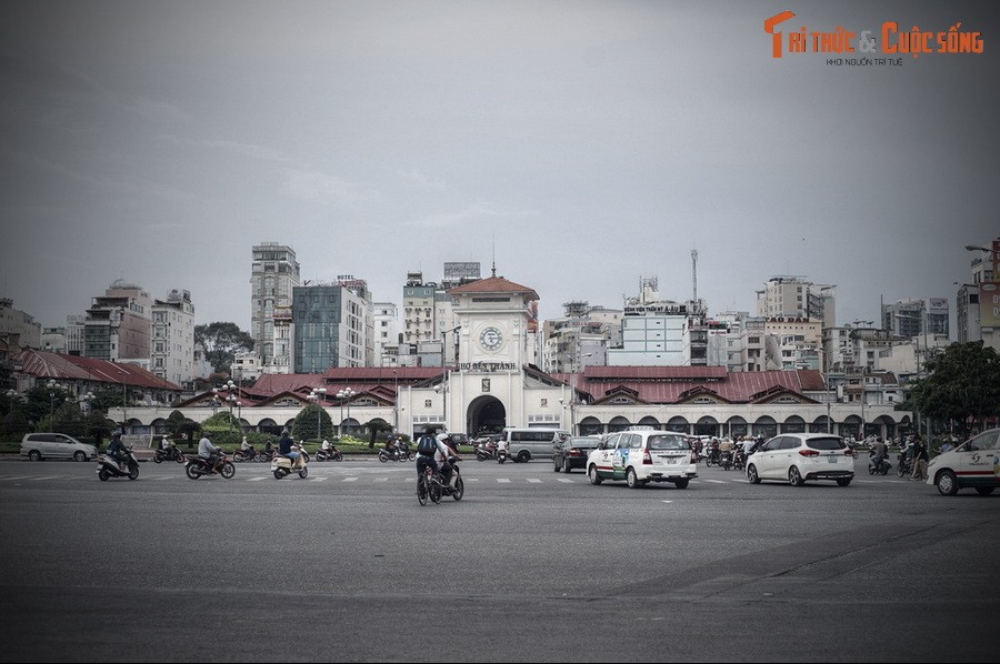 Nằm tại trung tâm quận 1,  chợ Bến Thành là một khu chợ cổ nổi tiếng, được xem là công trình tiêu biểu nhất của Sài Gòn – TP HCM. Khu đất xây chợ được coi là có vị trí đắc địa nhất của thành phố, nơi “tấc đất là tấc vàng” theo đúng nghĩa đen.