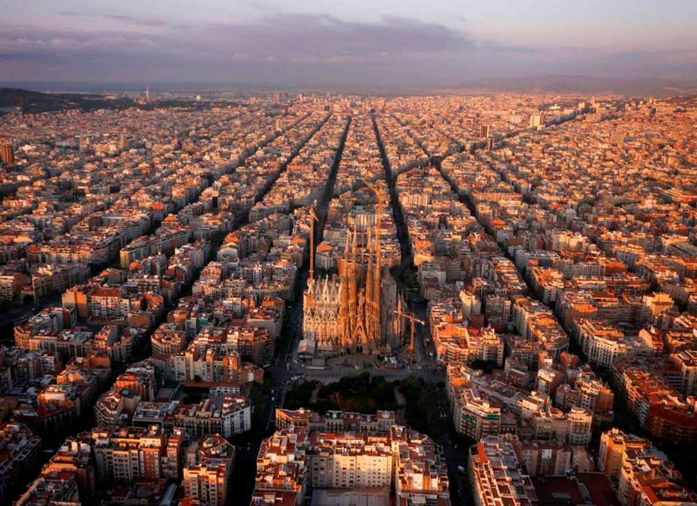 Nằm ở trung tâm thành phố Barcelona của Tây Ban Nha,  quận Eixample được coi là một hình mẫu kinh điển cho cách thức quy hoạch đô thị kiểu bàn cờ. Ảnh: Atipika.