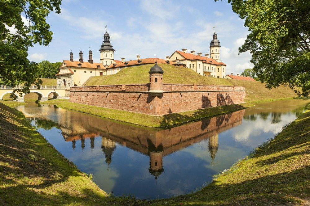 Nằm tại thành phố Niasviž ở nước Cộng hòa Belarus, lâu đài Nesvizh là một tòa lâu đài cổ có kiến trúc độc đáo nổi tiếng của vùng Đông Âu. Ảnh: Itinari.